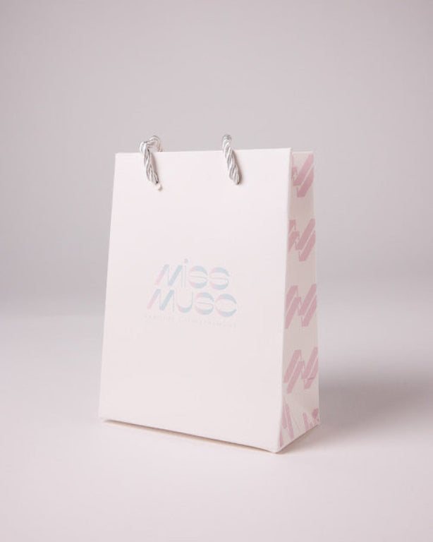 Opte pour le sac shopping Miss Musc, chic et réutilisable, parfait pour transporter tes muscs tahara intimes partout et avec style !