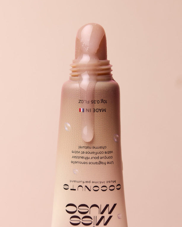 le musc tahara intime coco fruits rouges a une texture fluide et soyeuse fond sur la peau, laissant un voile parfumé délicat pour une sensation de fraîcheur durable.