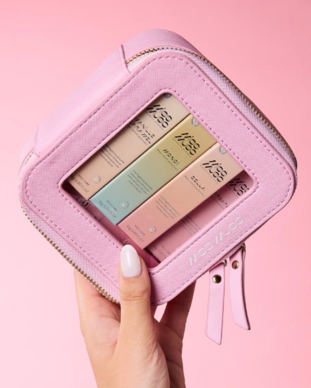 Emporte tes muscs tahara partout avec notre trousse toilette femme voyage, elle est parfaite pour te suivre dans toutes tes aventures.